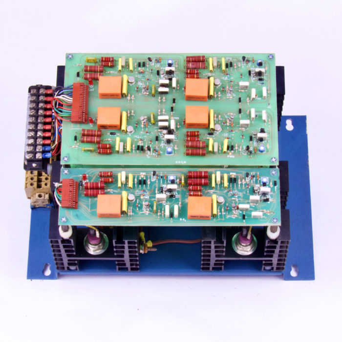 Módulo de potencia AURKI-FAGOR RA32-75-220 con placas electrónicas, transistores y resistencias de alto valor